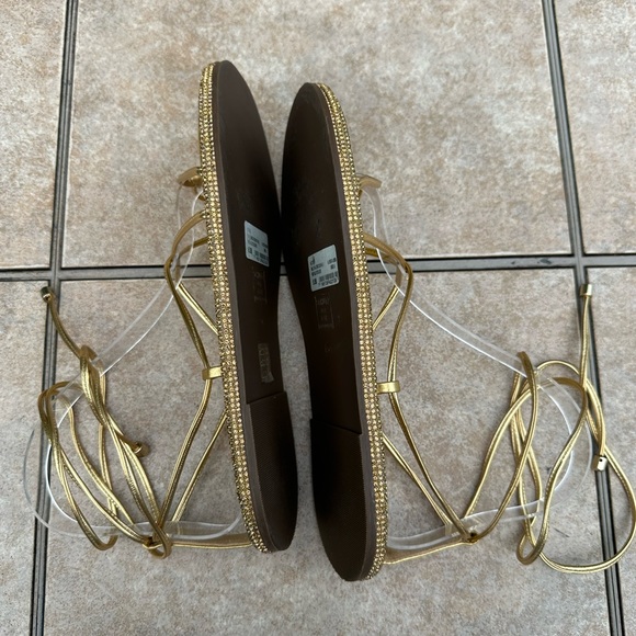 Schutz

Kittie Crytal-Embellished Wraparound Ankle Sandals - Picture 9 of 15